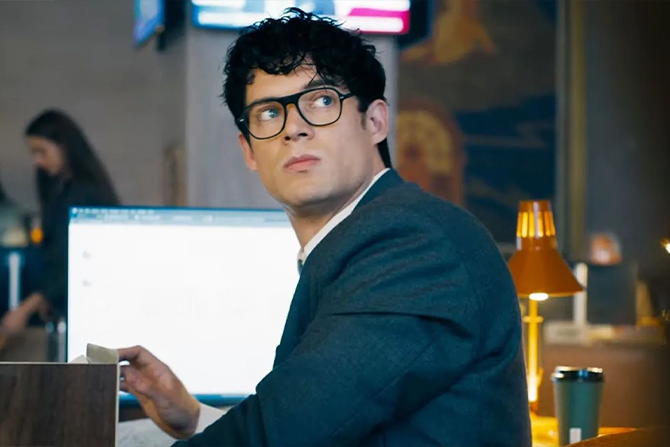 『スーパーマン』メガネの変装は写真でバレないのか? ー 監督が返答