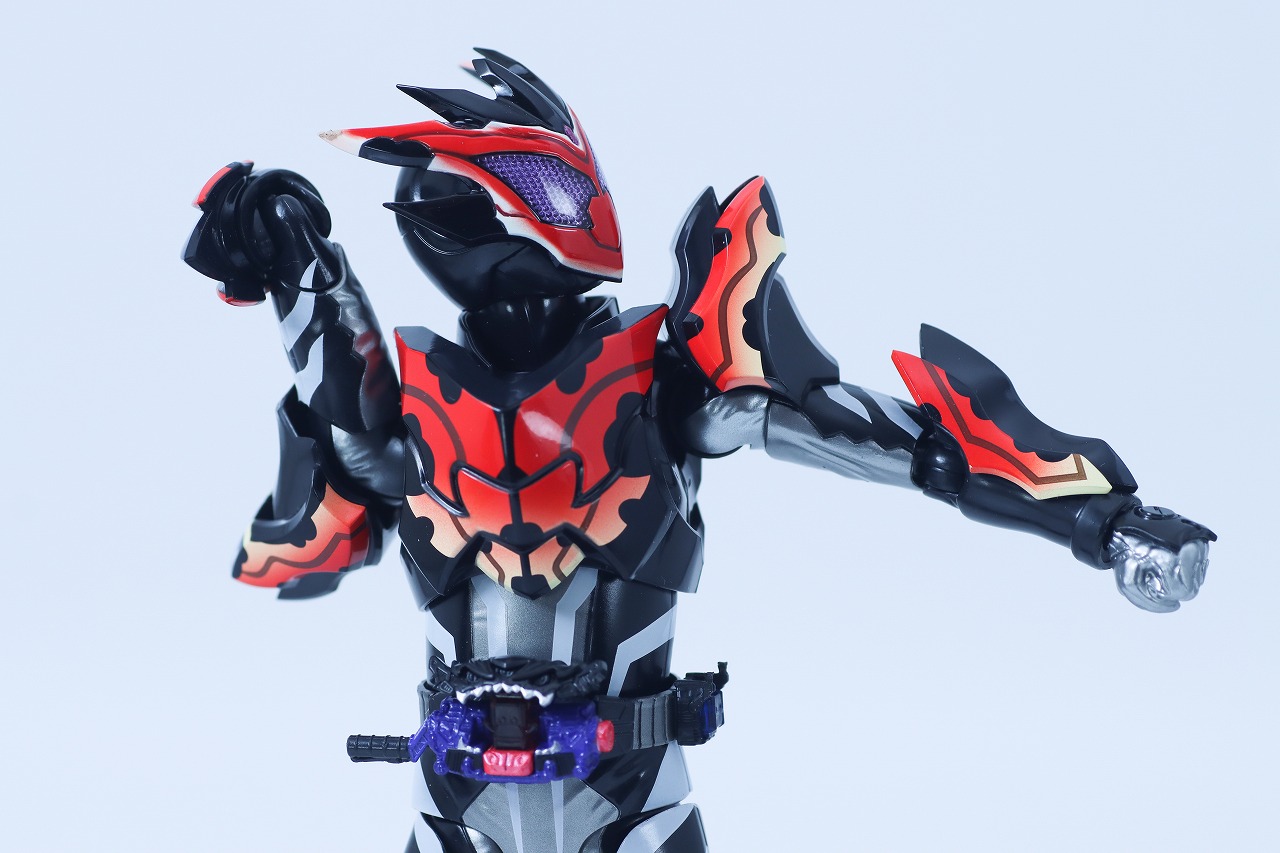 S.H.フィギュアーツ 仮面ライダービターガヴ スパーキングミフォーム レビュー 可動範囲