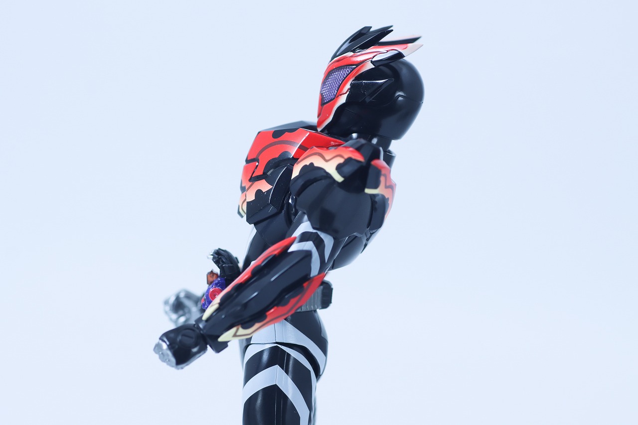 S.H.フィギュアーツ 仮面ライダービターガヴ スパーキングミフォーム レビュー 可動範囲