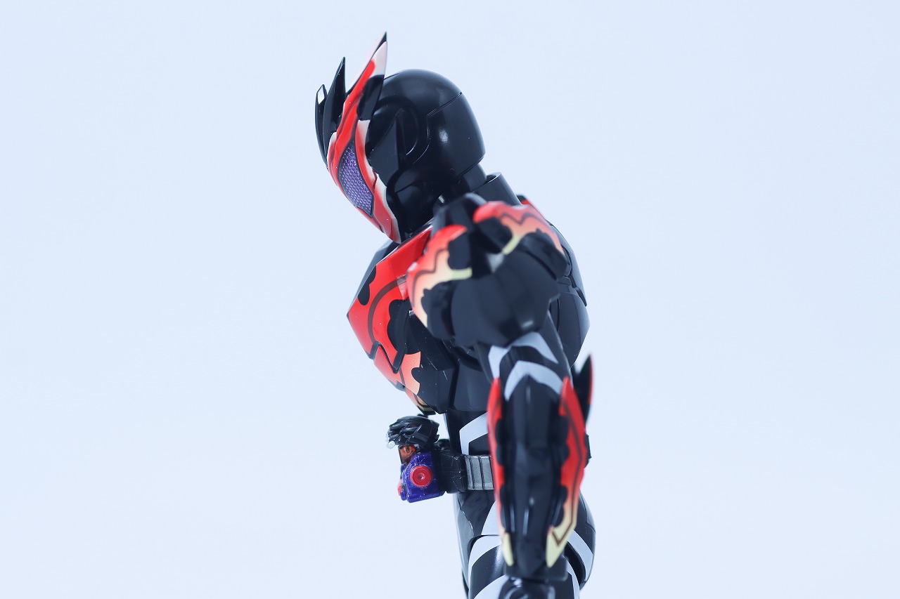 S.H.フィギュアーツ 仮面ライダービターガヴ スパーキングミフォーム レビュー 可動範囲